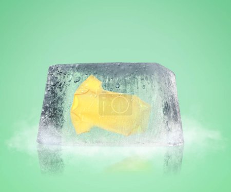 Foto de Conservación del material genético. Baby onesie en cubo de hielo como criopreservación sobre fondo verde claro - Imagen libre de derechos