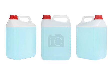 Foto de Bote de plástico con líquido azul claro sobre fondo blanco, diferentes lados - Imagen libre de derechos