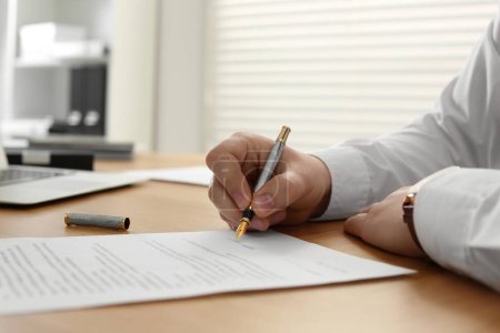 Téléchargez les photos : Document de signature du notaire à la table en bois dans le bureau, gros plan - en image libre de droit