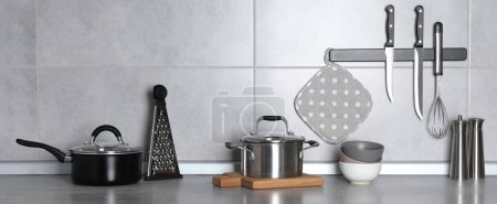 Foto de Conjunto de utensilios de cocina y utensilios de cocina en la encimera gris en la cocina, diseño de pancartas - Imagen libre de derechos