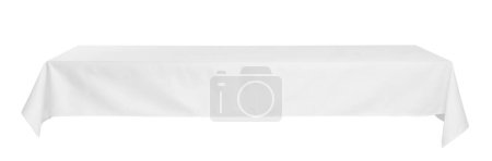 Téléchargez les photos : Table avec nappe blanche isolée sur blanc - en image libre de droit