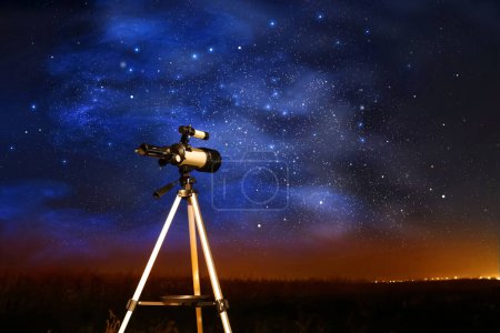 Nuevo telescopio de astronomía al aire libre, espacio para texto. Pintoresca vista de las estrellas brillantes en la noche