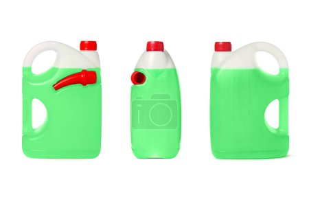 Foto de Bote de plástico con líquido verde sobre fondo blanco, diferentes lados - Imagen libre de derechos