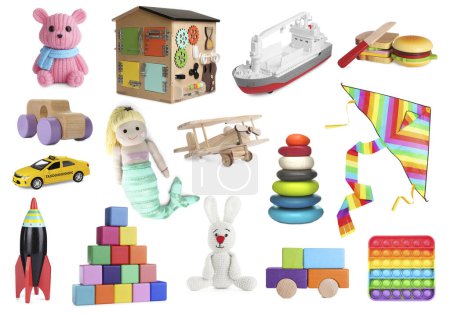 Kolaż z wielu różnych zabawek na białym tle