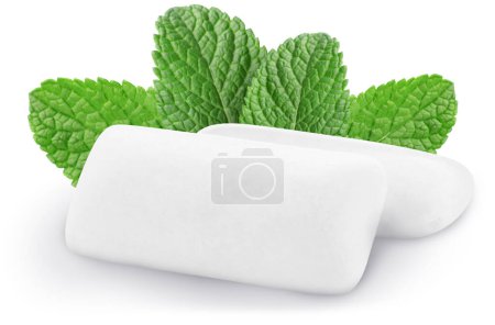 Foto de Almohadas de goma de mascar mentol y hojas de menta sobre fondo blanco - Imagen libre de derechos
