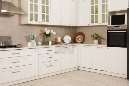 Hermoso interior de la cocina con muebles modernos y elegantes
