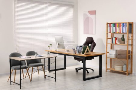 Téléchargez les photos : Bureau du directeur avec grande table en bois et fauteuils confortables. Design d'intérieur - en image libre de droit