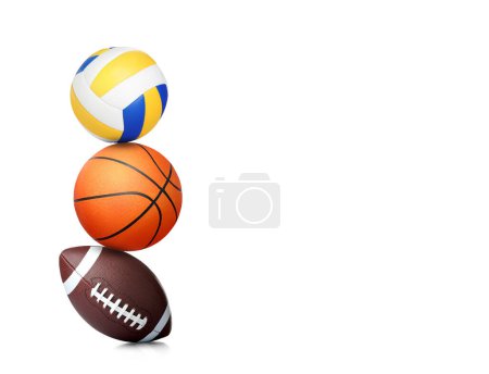 Foto de Pila de diferentes bolas de deporte sobre fondo blanco - Imagen libre de derechos