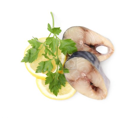 Foto de Trozos de pescado de caballa con perejil y limón sobre fondo blanco, vista superior - Imagen libre de derechos