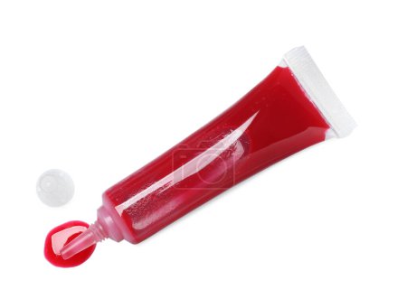 Téléchargez les photos : Tube avec colorant alimentaire rouge isolé sur blanc, vue de dessus - en image libre de droit