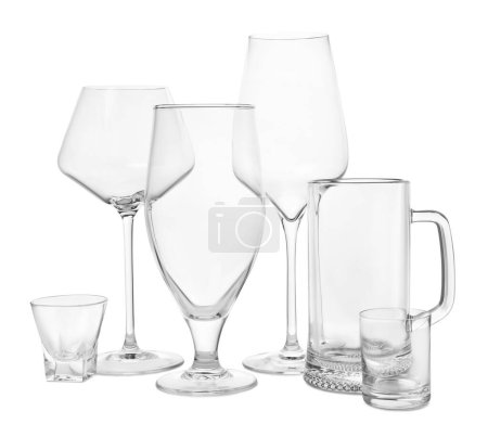 Verschiedene elegante leere Gläser isoliert auf Weiß