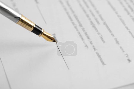 Téléchargez les photos : Document de signature avec stylo plume, gros plan. Services notariaux - en image libre de droit