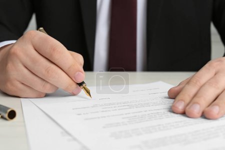 Téléchargez les photos : Document de signature notarié à table en bois, gros plan - en image libre de droit