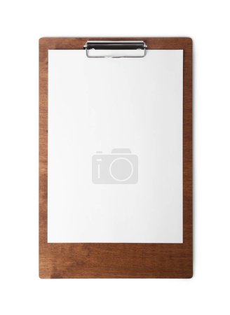 Téléchargez les photos : Presse-papiers en bois avec feuille de papier isolée sur blanc, vue de dessus. Espace pour le texte - en image libre de droit
