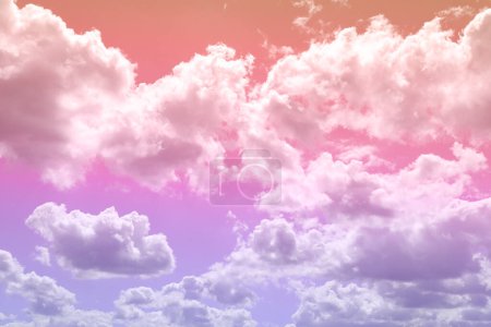 Magischer Himmel mit flauschigen Wolken in leuchtenden Farben