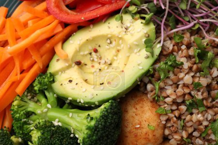 Foto de Delicioso tazón vegano con aguacate, brócoli y trigo sarraceno como fondo - Imagen libre de derechos