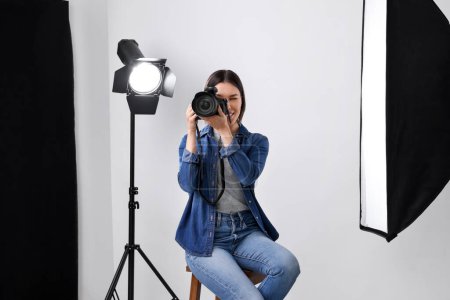 Téléchargez les photos : Photographe professionnel prenant des photos dans un studio photo moderne - en image libre de droit