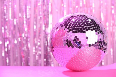 Téléchargez les photos : Boule disco brillante sur fond flou, tonique en rose. Espace pour le texte - en image libre de droit