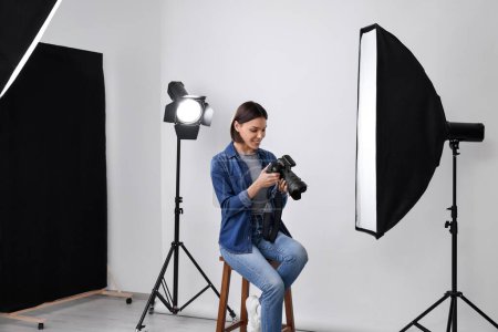 Téléchargez les photos : Photographe professionnel avec appareil photo dans un studio photo moderne - en image libre de droit