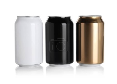 Téléchargez les photos : Boîtes en aluminium avec boissons sur fond blanc - en image libre de droit