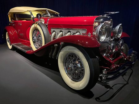 Téléchargez les photos : Belle voiture rétro rouge dans le salon. Vintage automobile - en image libre de droit