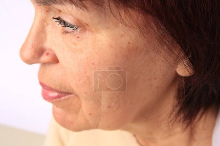 Téléchargez les photos : Vue rapprochée de la femme âgée sur fond blanc - en image libre de droit