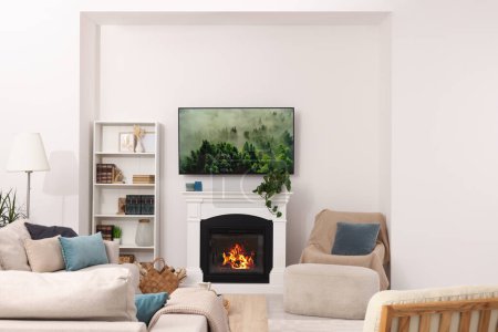 Téléchargez les photos : Élégant salon intérieur avec canapé confortable, table, TV et cheminée - en image libre de droit
