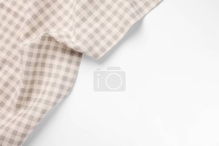 Foto de Mantel a cuadros beige sobre fondo blanco, vista superior - Imagen libre de derechos