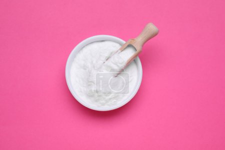 Foto de Cuenco de fructosa dulce en polvo sobre fondo rosa, vista superior - Imagen libre de derechos
