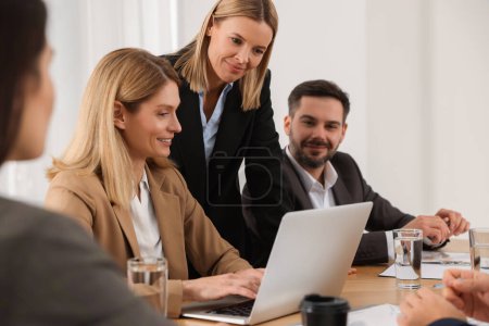 Téléchargez les photos : Femme d'affaires en réunion avec ses employés au bureau - en image libre de droit