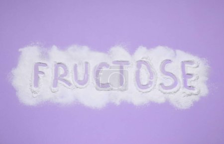 Foto de Palabra Fructosa hecha de polvo sobre fondo violeta, planas - Imagen libre de derechos