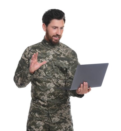 Foto de Soldado que utiliza el chat de vídeo en el ordenador portátil contra fondo blanco. Servicio militar - Imagen libre de derechos