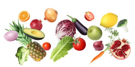 Wiele świeżych warzyw i owoców spadających na białe tło