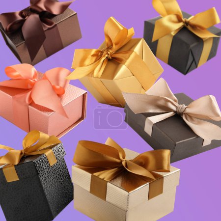 Téléchargez les photos : Beaucoup de belles boîtes-cadeaux tombant sur fond violet - en image libre de droit