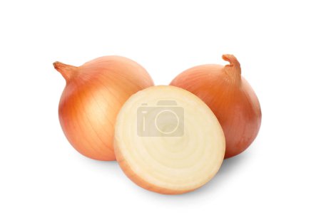 Téléchargez les photos : Whole and cut onions on white background - en image libre de droit