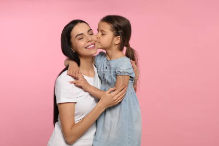 Foto de Mujer feliz con su linda hija sobre fondo rosa. Celebración del día de la madre - Imagen libre de derechos