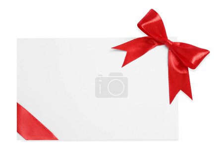 Foto de Tarjeta de regalo en blanco con lazo rojo aislado en blanco, vista superior - Imagen libre de derechos