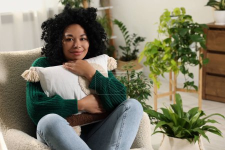 Téléchargez les photos : Femme relaxante près de belles plantes d'intérieur à la maison. Espace pour le texte - en image libre de droit