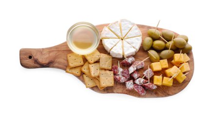 Foto de Picadientes aperitivos. Sabroso queso, salchichas, galletas y aceitunas sobre fondo blanco, vista superior - Imagen libre de derechos