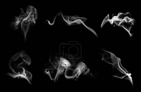 Téléchargez les photos : Collection de fumée blanche sur fond noir - en image libre de droit