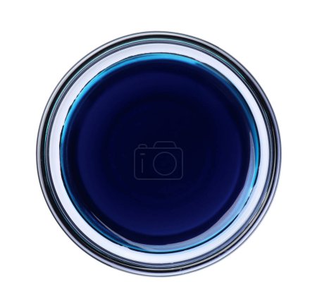 Téléchargez les photos : Bol en verre avec colorant alimentaire bleu isolé sur blanc, vue de dessus - en image libre de droit