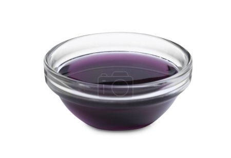 Téléchargez les photos : Bol en verre avec colorant alimentaire violet isolé sur blanc - en image libre de droit