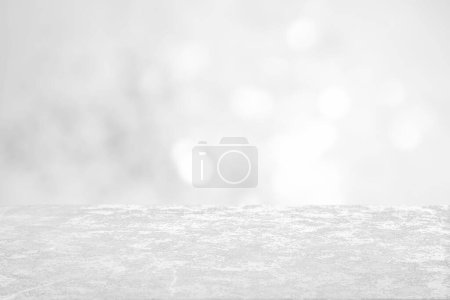 Foto de Superficie de piedra blanca vacía contra fondo borroso, efecto bokeh. Espacio para el diseño - Imagen libre de derechos