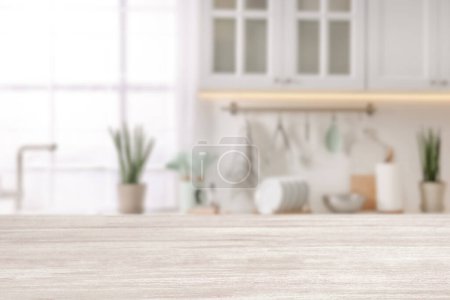 Téléchargez les photos : Table en bois blanc vide dans belle cuisine. Espace pour le design - en image libre de droit