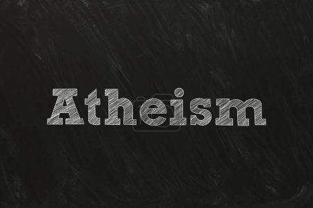 Foto de Palabra ateísmo escrito en pizarra negra. Posición filosófica o religiosa - Imagen libre de derechos