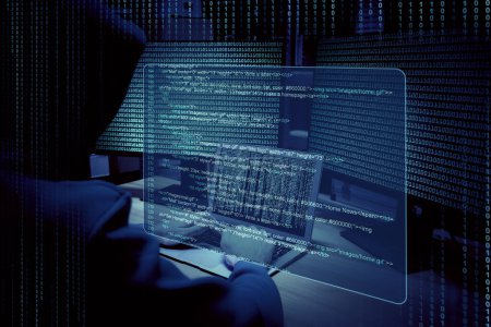 Téléchargez les photos : Cyber attaque. Hacker travaillant avec des ordinateurs et le système de rupture pour voler des informations dans la chambre noire. Code binaire et écran virtuel près de lui - en image libre de droit