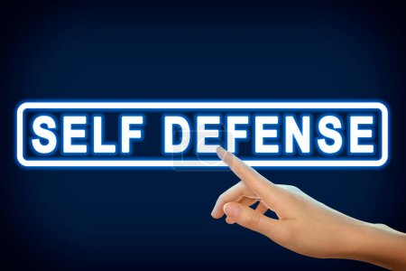 Mujer señalando palabras Autodefensa en pantalla virtual contra fondo azul, primer plano