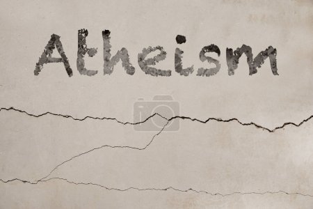 Téléchargez les photos : Mot athéisme sur la surface du béton, style encre noire. Position philosophique ou religieuse - en image libre de droit