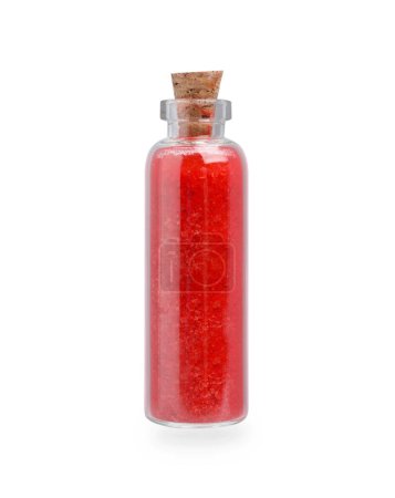 Téléchargez les photos : Bouteille en verre de colorant alimentaire rouge isolé sur blanc - en image libre de droit