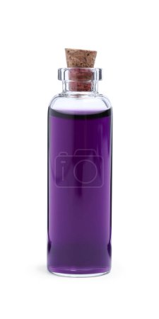 Téléchargez les photos : Bouteille en verre de colorant alimentaire violet sur fond blanc - en image libre de droit